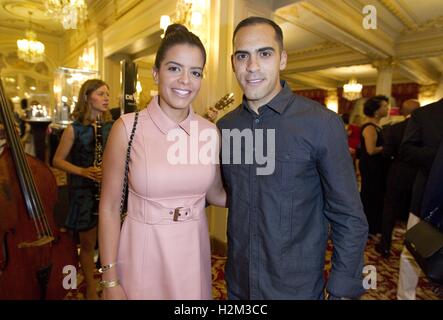 Monaco, Monaco. Sep 29, 2016. Monte Carlo, Monaco - le 29 septembre 2016 : Pilote de Formule 1 Pastor Maldonado et Gabriella épouse Tarkany à Top Marques Watches au Cocktail à l'Hôtel Hermitage | Verwendung weltweit/alliance Photo © dpa/Alamy Live News Banque D'Images