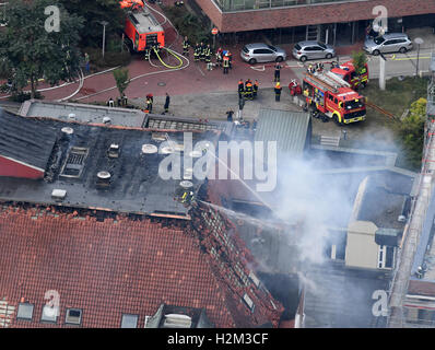 Bochum, Allemagne. Sep 30, 2016. Les pompiers sont en action dans le grenier incendié de l'unité 1 à l'hôpital Bergmannsheil de Bochum, Allemagne, 30 septembre 2016. Selon le service d'incendie, deux personnes ont été tuées et au moins 16 blessés dans l'incendie de grande ampleur à l'hôpital. Photo : FEDERICO GAMBARINI/dpa/Alamy Live News Banque D'Images