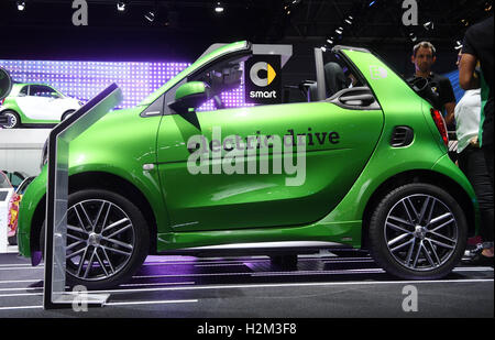 Paris, France. Sep 30, 2016. La voiture électrique Smart fortwo electric drive 'tailor made' est présenté au cours de la deuxième journée de la presse de l'Automobile de Paris (Mondial de l'Automobile) à Paris, France, 30 septembre 2016. La biennale auto show aura lieu du 01 au 16 octobre 2016. Photo : ULI DECK/dpa/Alamy Live News Banque D'Images