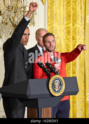 Washington, Us. Sep 29, 2016. Le président des États-Unis Barack Obama donne un salut comme le sergent de l'armée américaine Josh Brunais de Stafford, Virginie, un ancien combattant qui a été blessé dans l'action par un IED blast et porte-drapeau de la cérémonie de clôture des Jeux Paralympiques de Rio 2016, les points que le président et la Première Dame Michelle Obama bienvenue le 2016-nous des équipes olympiques et paralympiques à l'East Room de la Maison Blanche à Washington, DC pour honorer leur participation et le succès de cette année·s Jeux à Rio de Janeiro, Brésil. Credit : Ron Sachs/Piscine via CNP - PAS DE SERVICE DE FIL - Crédit : dpa/Alamy Vivre sw Banque D'Images