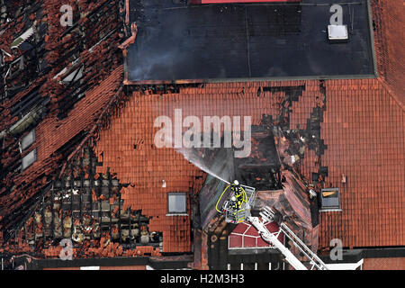 Bochum, Allemagne. Sep 30, 2016. Les pompiers sont en action dans le grenier incendié de l'unité 1 à l'hôpital Bergmannsheil de Bochum, Allemagne, 30 septembre 2016. Selon le service d'incendie, deux personnes ont été tuées et au moins 16 blessés dans l'incendie de grande ampleur à l'hôpital. Photo : FEDERICO GAMBARINI/dpa/Alamy Live News Banque D'Images