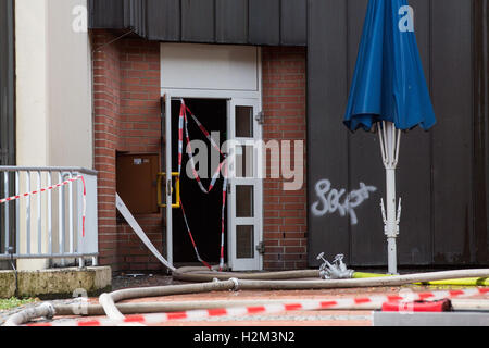 Bochum, Allemagne. Sep 30, 2016. Une entrée à l'unité 1 de l'hôpital à la suite d'Bergmannsheil est bloqué à Bochum, Allemagne, 30 septembre 2016. Selon le service d'incendie, deux personnes ont été tuées et au moins 16 blessés dans l'incendie de grande ampleur à l'hôpital. Photo : MAJA HITIJ/dpa/Alamy Live News Banque D'Images