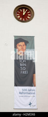 Bretten, Allemagne. Sep 30, 2016. Une affiche avec le portrait de Martin Luther est suspendu à l'église Schwanenburg à l'ouverture de la commémoration de la réforme de l'Église d'état de Bade à Bretten, Allemagne, 30 septembre 2016. Photo : Ronald WITTEK/dpa/Alamy Live News Banque D'Images