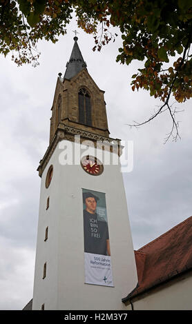 Bretten, Allemagne. Sep 30, 2016. Une affiche avec le portrait de Martin Luther est suspendu à l'église Schwanenburg à l'ouverture de la commémoration de la réforme de l'Église d'état de Bade à Bretten, Allemagne, 30 septembre 2016. Photo : Ronald WITTEK/dpa/Alamy Live News Banque D'Images