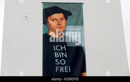 Bretten, Allemagne. Sep 30, 2016. Une affiche avec le portrait de Martin Luther et le cite : "l'esprit de Dieu vous rendra libre" se bloque sur l'église Schwanenburg à l'ouverture de la commémoration de la réforme de l'Église d'état de Bade à Bretten, Allemagne, 30 septembre 2016. Photo : Ronald WITTEK/dpa/Alamy Live News Banque D'Images