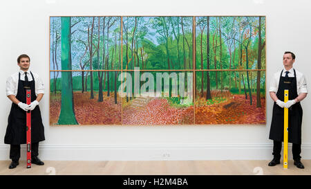 Londres, Royaume-Uni. 30 septembre 2016. Préparer des techniciens pour vérifier 'Woldgate Woods, 24, 25 et 26, 2006' de David Hockney (est. Millions USD9/12) qui est à l'affiche dans Sotheby's Londres en amont de sa prochaine vente vente à Sotheby's New York en novembre. Crédit : Stephen Chung / Alamy Live News Banque D'Images