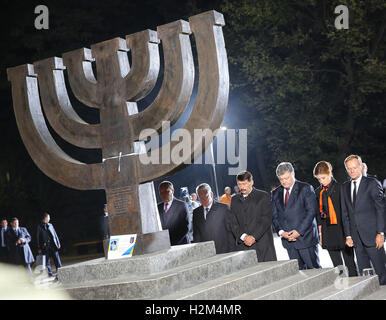 Le Président allemand Joachim Gauck (2.f.L) prend part à un événement commémoratif célébrant le 75e anniversaire de l'assassinat de masse allemand des Juifs de Kiev en 1941 avec le Président ukrainien Porochenko (2.f.R) à Kiev, Ukraine, le 29 septembre 2016. 33 771 Juifs ont été assassinés dans le ravin de Babi Yar pendant le national-socialisme massacre. D'autres personnes sur la photo (de gauche à droite) : Le Président du Parlement ukrainien, Andriy Parubiy, Président hongrois Janos Ader, Maryna Poroshenko, épouse du Président ukrainien, et Donald Tusk, Président du Conseil européen. Photo : WOLFGANG KUMM/dpa Banque D'Images