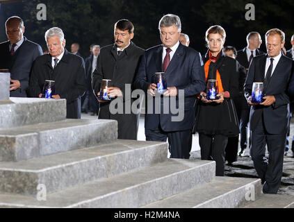 Le Président allemand Joachim Gauck (2.f.L) prend part à un événement commémoratif célébrant le 75e anniversaire de l'assassinat de masse allemand des Juifs de Kiev en 1941 avec le Président ukrainien Porochenko (3.f.R) à Kiev, Ukraine, le 29 septembre 2016. 33 771 Juifs ont été assassinés dans le ravin de Babi Yar pendant le national-socialisme massacre. D'autres personnes sur la photo (de gauche à droite) : Le Président du Parlement ukrainien, Andriy Parubiy, Président hongrois Janos Ader, Maryna Poroshenko, épouse du Président ukrainien, et Donald Tusk, Président du Conseil européen. Photo : WOLFGANG KUMM/dpa Banque D'Images