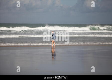 Newquay, Cornwall, UK. 30 Septembre, 2016. Les résidents de profiter de promenades sur la plage tôt le vendredi matin. Credit : Nicholas Burningham/Alamy Live News Banque D'Images