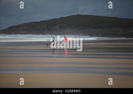 Newquay, Cornwall, UK. 30 Septembre, 2016. Les résidents de profiter de promenades sur la plage tôt le vendredi matin. Credit : Nicholas Burningham/Alamy Live News Banque D'Images