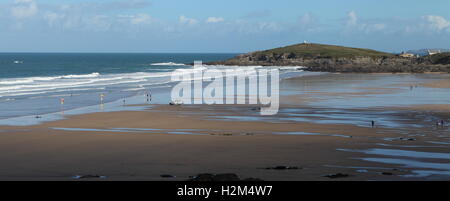 Newquay, Cornwall, UK. 30 Septembre, 2016. Ruptures dans les nuages soleil spectaculaires permettent sur la plage de Fistral tôt le vendredi matin. Credit : Nicholas Burningham/Alamy Live News Banque D'Images