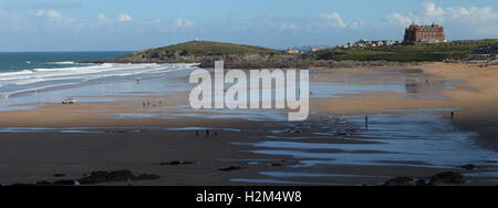 Newquay, Cornwall, UK. 30 Septembre, 2016. Ruptures dans les nuages soleil spectaculaires permettent sur la plage de Fistral tôt le vendredi matin. Credit : Nicholas Burningham/Alamy Live News Banque D'Images