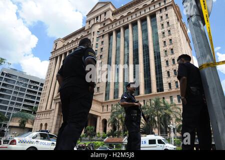 Kuala Lumpur. Sep 30, 2016. Les agents de police montent la garde à l'extérieur du site de l'alerte à la bombe à Kuala Lumpur, Malaisie, le 30 septembre 2016. Un bâtiment en centre-ville de Kuala Lumpur qui héberge la Malaisie, ou la bourse Bourse malaisienne, a été évacué le vendredi après le bureau de gestion de l'immeuble a reçu une menace à la bombe. © Xinhua/Alamy Live News Banque D'Images