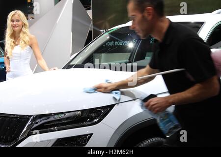 Paris, France. 30 Septembre, 2016. Une hôtesse de l'air ressemble à un homme un nettoyage voiture à 2016 Paris Salon de l'automobile. Credit : Paul-Marie Guyon/Alamy Live News Banque D'Images