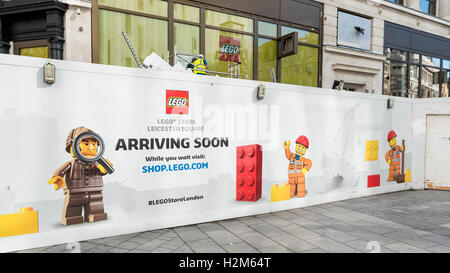 Londres, Royaume-Uni. 30 septembre 2016. Comme la construction se poursuit, panneaux publicitaires humoristiques annoncer le nouveau flagship store qui sera bientôt ouvert à Leicester Square. Crédit : Stephen Chung / Alamy Live News Banque D'Images