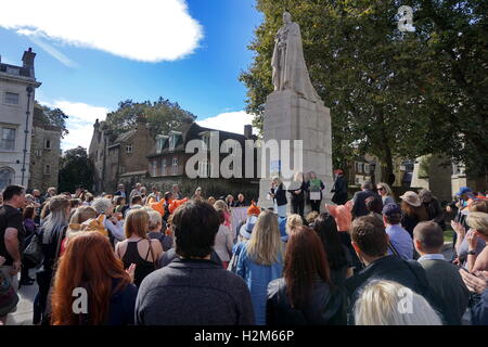 Londres, Angleterre, Royaume-Uni. Sep 30, 2016. Care2 l'hôte d'une manifestation contre la pratique barbare de "Cubbing" commence en août et se termine en novembre de chaque année. désolé Foxs est la loi lorsque vous l'intention de signer et de combien de temps vous pouvez vivre à la cour du Parlement, London, UK. Credit : Voir Li/Alamy Live News Banque D'Images