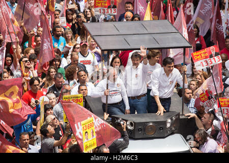 Sao Paulo, Brésil. Sep 30, 2016. Candidat à la mairie de Sao Paulo, Fernando Haddad, répond aux électeurs durant la marche au centre-ville de Sao Paulo, Brésil, ce vendredi 30.élections brésiliennes sont à être tenue le 02 octobre. Credit : Paulo Lopes/ZUMA/Alamy Fil Live News Banque D'Images