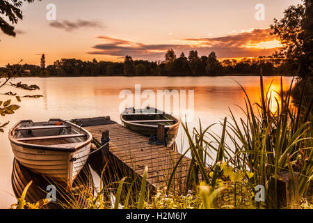 La fin de l'été le lever du soleil sur l'un des lacs à Cotswold Water Park Banque D'Images