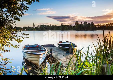 La fin de l'été le lever du soleil sur l'un des lacs à Cotswold Water Park Banque D'Images