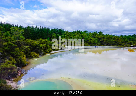 La piscine de champagne, célèbre Hot Spring dans le parc thermal de Waiotapu Banque D'Images