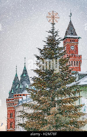 Une vue de la ville suédoise d'Helsingborg, l'Hôtel de Ville et l'arbre de Noël au cours de certaines conditions météorologiques hivernales. Banque D'Images