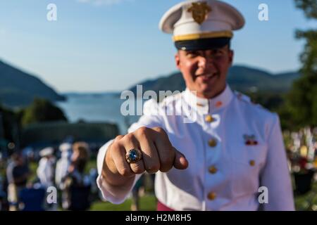 Une classe de l'Académie militaire américaine de 2017 d'élèves plus âgés, montre son anneau de classe pendant la cérémonie à l'anneau annuel Point Trophée 26 Août, 2016 à West Point, New York. Banque D'Images