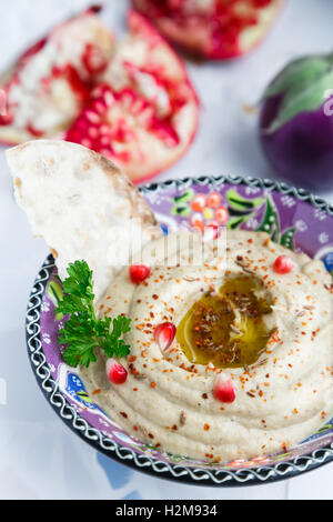 Arabe Baba Ghanoush close-up sur la plaque et les composants Le tableau vertical. Banque D'Images