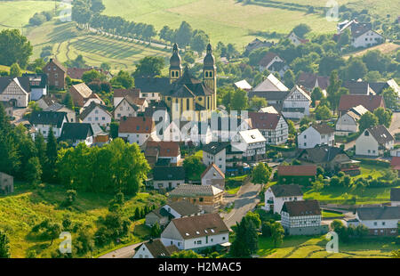 Photo aérienne, église Saint Maria Magdalena avec deux pileworks jaune, Padberg Marsberg, Sauerland, Haut-sauerland administratif Banque D'Images