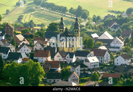 Photo aérienne, église Saint Maria Magdalena avec deux pileworks jaune, Padberg Marsberg, Sauerland, Haut-sauerland administratif Banque D'Images