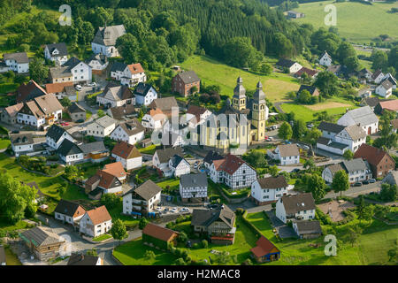 Photo aérienne, église Saint Maria Magdalena avec deux pileworks jaune, Padberg Marsberg, Sauerland, Haut-sauerland administratif Banque D'Images