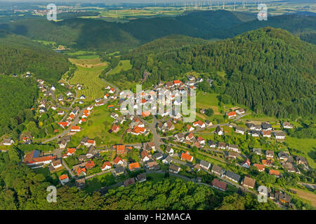 Photo aérienne, église Saint Maria Magdalena avec deux pileworks jaune, Padberg Marsberg, Sauerland, Haut-sauerland administratif Banque D'Images