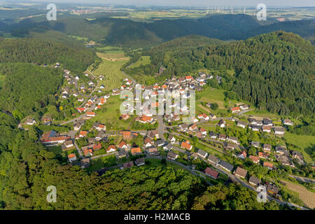 Photo aérienne, église Saint Maria Magdalena avec deux pileworks jaune, Padberg Marsberg, Sauerland, Haut-sauerland administratif Banque D'Images