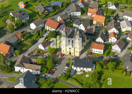 Photo aérienne, église Saint Maria Magdalena avec deux pileworks jaune, Padberg Marsberg, Sauerland, Haut-sauerland administratif Banque D'Images