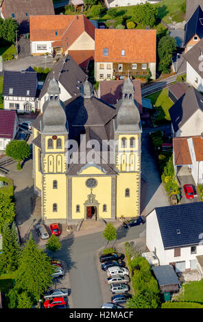 Photo aérienne, église Saint Maria Magdalena avec deux pileworks jaune, Padberg Marsberg, Sauerland, Haut-sauerland administratif Banque D'Images