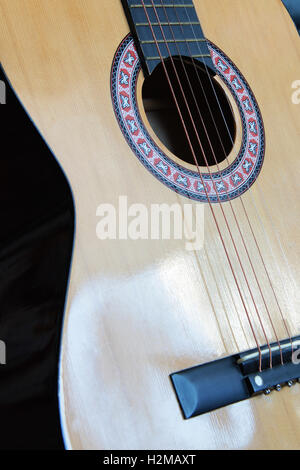 Guitare acoustique classique close up isolés Banque D'Images