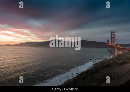 Coucher de soleil sur la côte californienne montrant le Golden Gate Bridge travers de l'entrée de la baie de San Francisco. USA. Banque D'Images