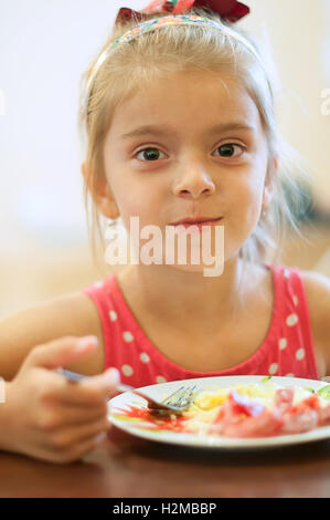 Young Girl eating pasta. Un close up Banque D'Images