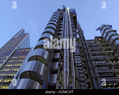 Lloyd's Building London au crépuscule, City of London, Lime Street, Angleterre, Royaume-Uni - conçu par l'architecte Richard Rogers 1986 Banque D'Images