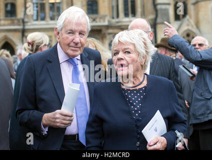 Pic montre : Sir Terry Wogan memorial à l'abbaye de Westminster Stars du petit écran sont venus en force. Judith Pic Chalmers supp Banque D'Images