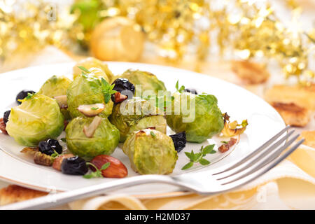 Choux de Bruxelles au four avec amandes et raisins pour les vacances. Banque D'Images
