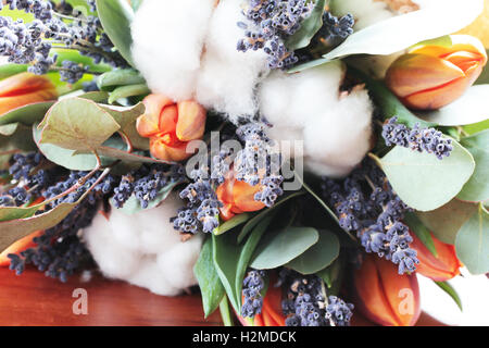 Bouquet de tulipes, d'eucalyptus, de lavande et de coton Banque D'Images