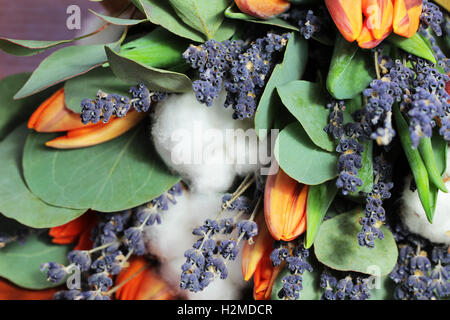Bouquet de tulipes, d'eucalyptus, de lavande et de coton Banque D'Images
