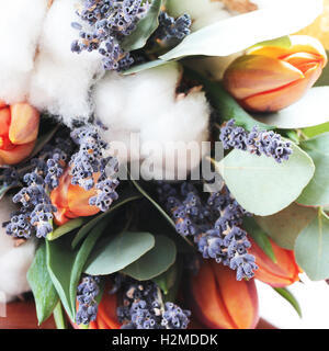 Bouquet de tulipes, d'eucalyptus, de lavande et de coton Banque D'Images