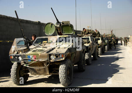 Soldats français préparer les véhicules blindés VBL avant de partir en convoi sur une mission au cours de l'opération Eagle le 20 octobre 2008 à Sarobi, Afghanistan. Banque D'Images