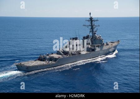 La marine américaine de la classe Arleigh Burke destroyer lance-missiles USS Carney cuit en cours tandis que sur une patrouille de routine durant le déploiement, le 23 septembre 2016 dans la mer Méditerranée. Banque D'Images