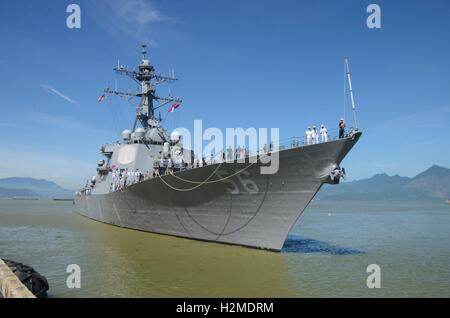 La marine américaine de la classe Arleigh Burke destroyer lance-missiles USS John S. McCain arrive dans un port pour l'activité d'engagement naval Vietnam prendre le 29 septembre 2016, à Da nang, Vietnam. Banque D'Images