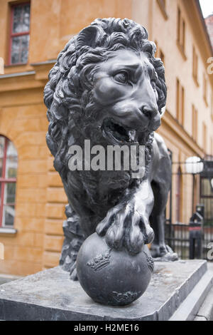 Statue de lion, qui repose sur un globe avec une couronne royale. La Suède. Stockholm Banque D'Images