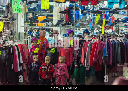 Jérusalem, Israël - 21 février 2013 : les vêtements d'enfants sur des mannequins dans la rue shop Banque D'Images