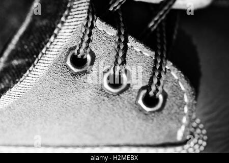 Lacets en noir et blanc chaussures close up Banque D'Images