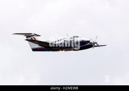 Royal Air Force Hawker Beechcraft King Air B200GT [ZK459] peint dans l'Escadron 45 centenaire marquages, piste de départ 05. Banque D'Images